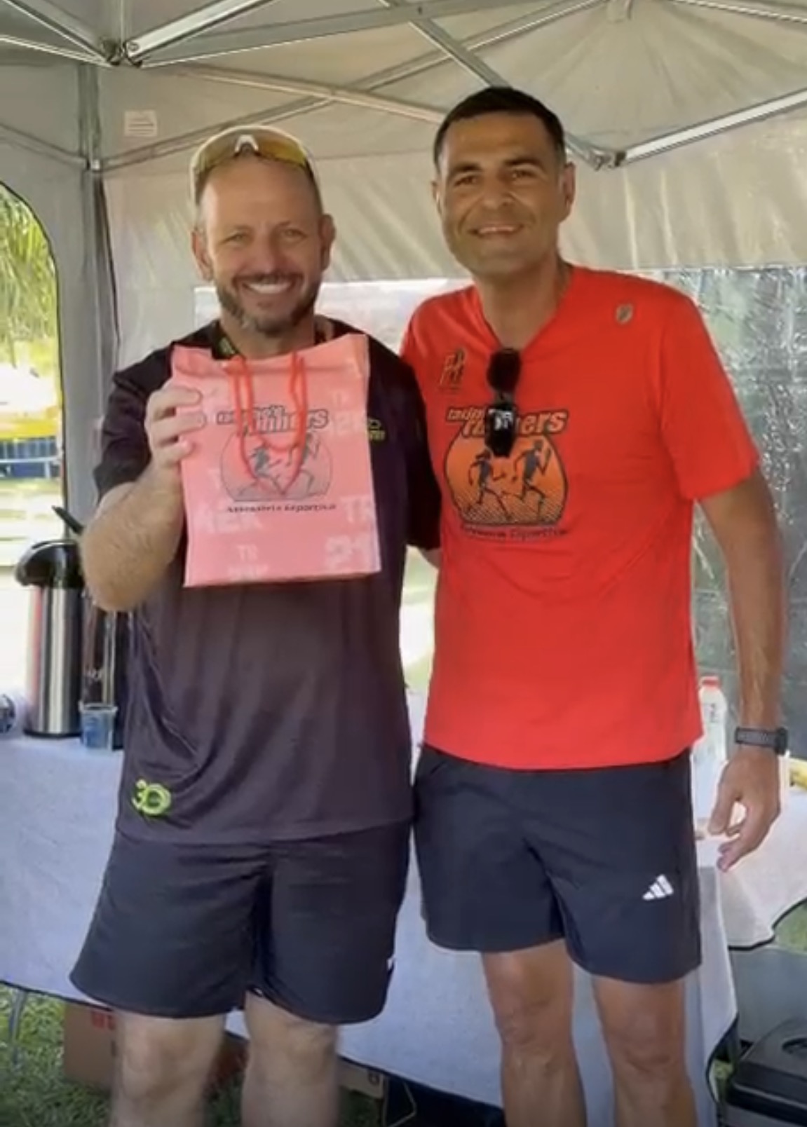 Fábio Aguiar com atleta premiado pelo Método TR