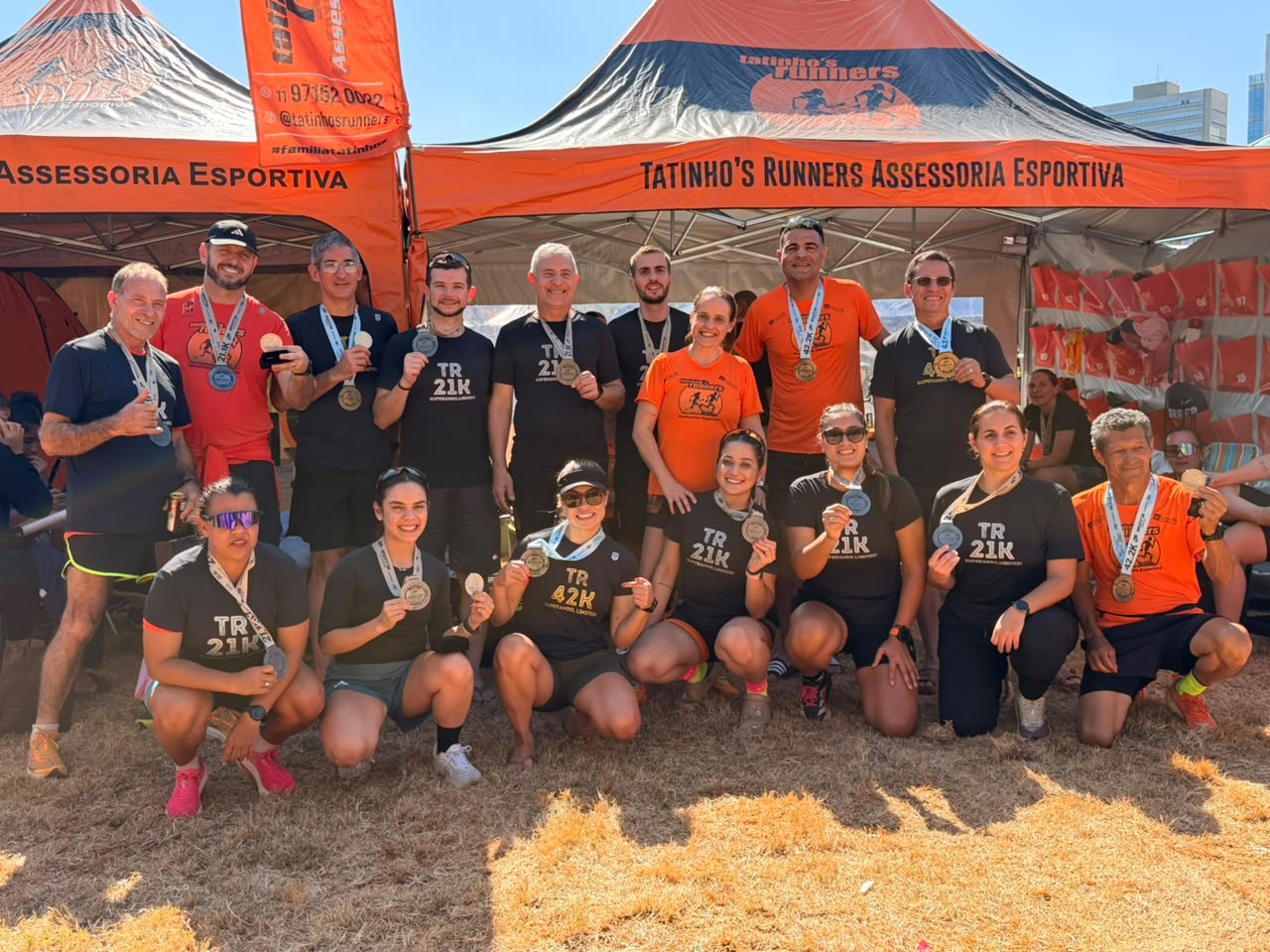 Atletas da Tatinho's Runners celebrando as conquistas do Método TR na estrutura da assessoria